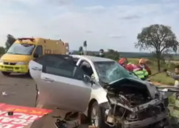 Condutor fica gravemente ferido e preso às ferragens ao colidir com carreta na BR-163