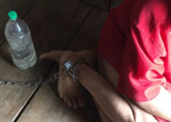 Idosa de 74 anos é mantida acorrentada por filho e em condições deploráveis na Capital