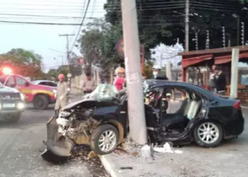 Carro “abraça” poste na Avenida Albert Sabin e fere três pessoas, uma em estado grave