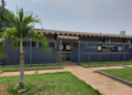Família sai para reunião e ao retornar encontra idoso morto queimado em casa incendiada