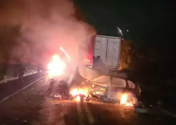 Homem mata mulher, esfaqueia os filhos dela e joga carro contra carreta na BR-163