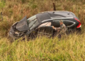 Por causa da chuva, carro sai da BR-376 e acaba ferindo família com criança de 3 anos