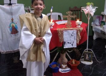 Brincadeira de Giovanni, que quer ser padre, é colocar pets para ouvir missa rezada por ele