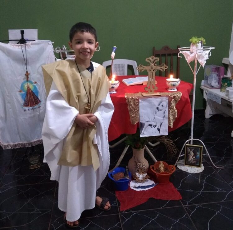 Brincadeira de Giovanni, que quer ser padre, é colocar pets para ouvir missa rezada por ele