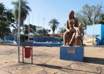 Monumentos de Capital e Cultura Pantaneira são tema de feira de artesanato na Praça dos Imigrantes