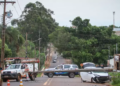 Durante perseguição por moto, motorista bate HB20 em poste e 6 são presos na Capital