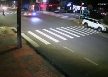 Vídeo: Gol fecha, arrasta motociclista e foge, ao fazer conversão errada no Centro da Capital