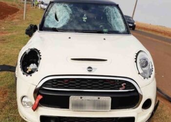 Condutor de Mini Cooper atropela 2 pessoas e mata 1 na saída da festa Fantasy