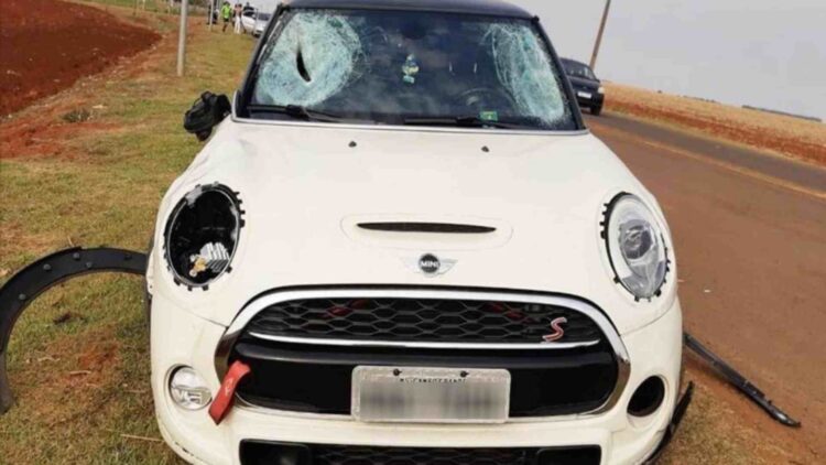 Condutor de Mini Cooper atropela 2 pessoas e mata 1 na saída da festa Fantasy