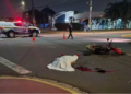 Motociclista, sem capacete e CNH morre ao invadir preferencial e colidir com caminhão de lixo