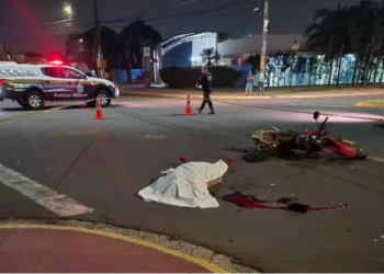 Motociclista, sem capacete e CNH morre ao invadir preferencial e colidir com caminhão de lixo