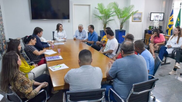 Prefeita recebe comissão de funcionários da Santa Casa e detalha contrato com hospital