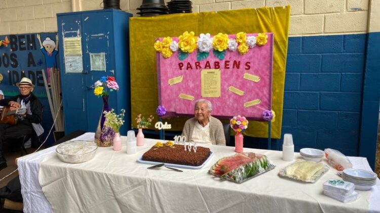 Fé e vida saudável são segredos de Dona Dulce, que festejou 100 anos no CCI Elias Lahdo
