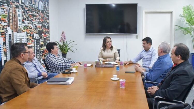 Prefeita apresenta balanço das obras na Antiga Rodoviária e defende comércio junto a grupo de empresários