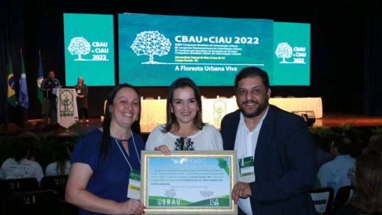 Campo Grande: Prefeita Adriane recebe em mãos selo de cidade Amiga das Árvores