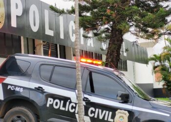 Mulher esfaqueia marido e mata a ex-esposa dele passando com o carro por cima