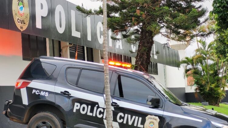 Mulher esfaqueia marido e mata a ex-esposa dele passando com o carro por cima
