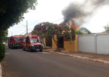 Incêndio em residência mobiliza bombeiros e assusta população em Aquidauana