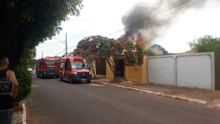 Incêndio em residência mobiliza bombeiros e assusta população em Aquidauana