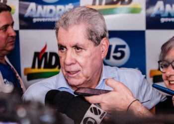 Candidato André Puccinelli vota pela manhã na Escola Estadual Lúcia Martins Coelho