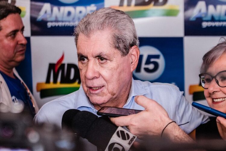 Candidato André Puccinelli vota pela manhã na Escola Estadual Lúcia Martins Coelho