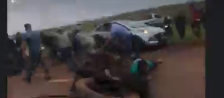 Vídeo: Em bloqueio de MS, tiros são disparados momento em que carro quis passar