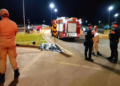 Bêbado, jovem passa direto em rotatória com motocicleta e acaba morrendo