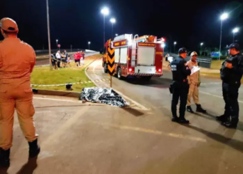 Bêbado, jovem passa direto em rotatória com motocicleta e acaba morrendo