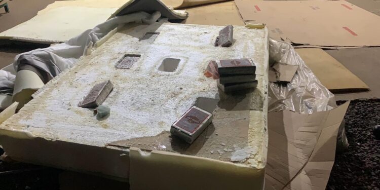 Fábrica é descoberta pelo Dracco entregando colchões com cocaína dentro na Capital