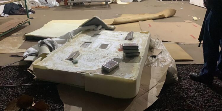 Fábrica é descoberta pelo Dracco entregando colchões com cocaína dentro na Capital