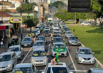 “Aos 45 do segundo tempo”, apoiadores de Bolsonaro saem em carreata pedindo votos na Capital