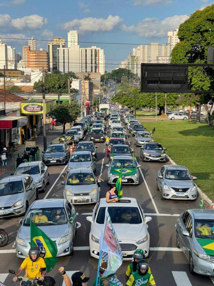 “Aos 45 do segundo tempo”, apoiadores de Bolsonaro saem em carreata pedindo votos na Capital