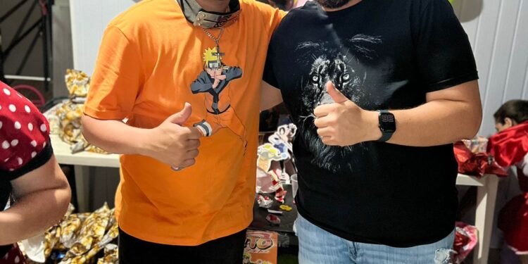 Naruto de CG chama outros personagens e juntos doam brinquedos e alegria para a criançada