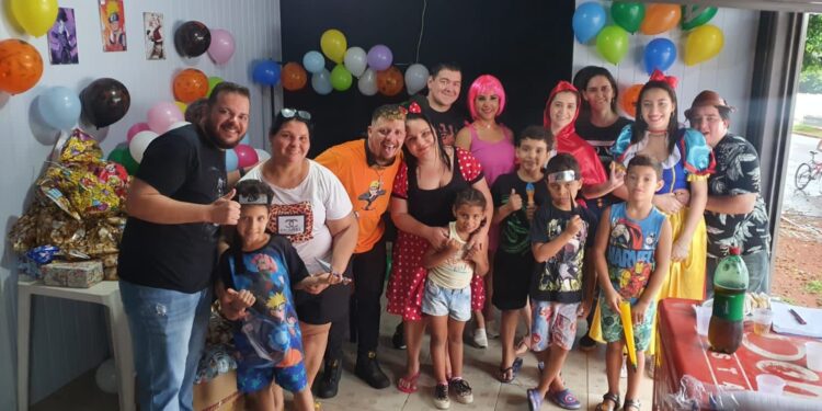 Naruto de CG chama outros personagens e juntos doam brinquedos e alegria para a criançada
