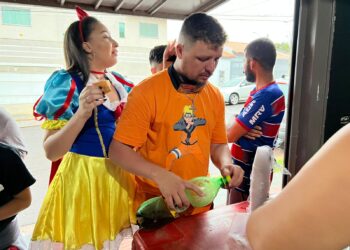 Naruto de CG chama outros personagens e juntos doam brinquedos e alegria para a criançada