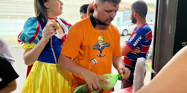 Naruto de CG chama outros personagens e juntos doam brinquedos e alegria para a criançada