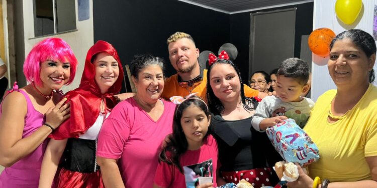 Naruto de CG chama outros personagens e juntos doam brinquedos e alegria para a criançada