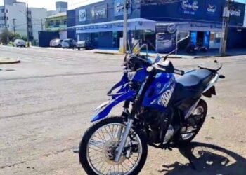 Jovem de 19 anos morre ao bater na traseira da caminhonete na Fernando Correa da Costa