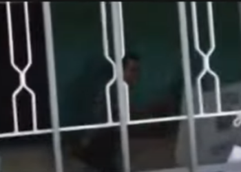 Vídeo: Homem quebra urna a pauladas em colégio eleitoral de Goiás