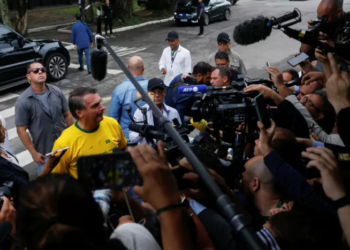 Ao votar, Bolsonaro diz que respeita resultado das eleições só se elas forem limpas