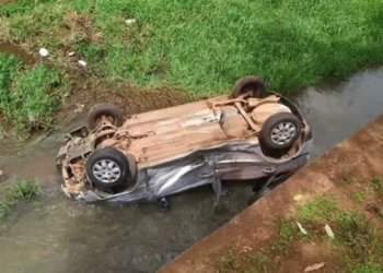 Condutor invade sinal vermelho, colide em Jeep e vai parar dentro de córrego