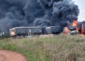 Carreta invade trilhos, colide com trem, pega fogo e motorista sai ferido em MS