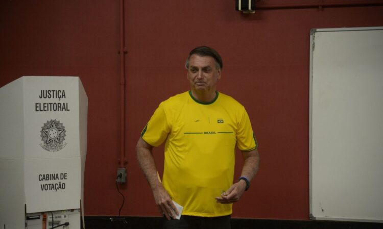 Bolsonaro vota no Rio de Janeiro, cumprimenta apoiadores e não fala com imprensa