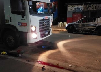 Homens são mortos a tiros quando saíam de bar para entrar em caminhão