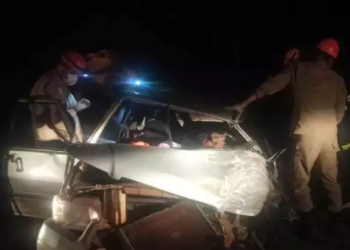 Três pessoas ficam feridas, após colisão entre dois carros de passeio na BR-262