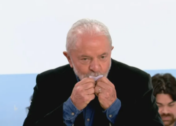 Lula beija comprovante após votar em SP: ‘Essa é a eleição mais importante’, diz