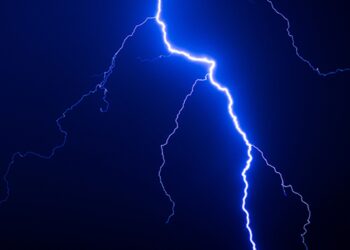 Mulher morre atingida por raio dentro de casa em cidade de MS