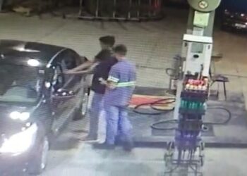 Homem é morto a tiros enquanto abastecia carro com família na Capital