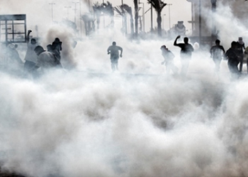 Jovens atacam guardas em frente à tabacaria que precisa usar bomba de gás lacrimogênio e balas de borracha