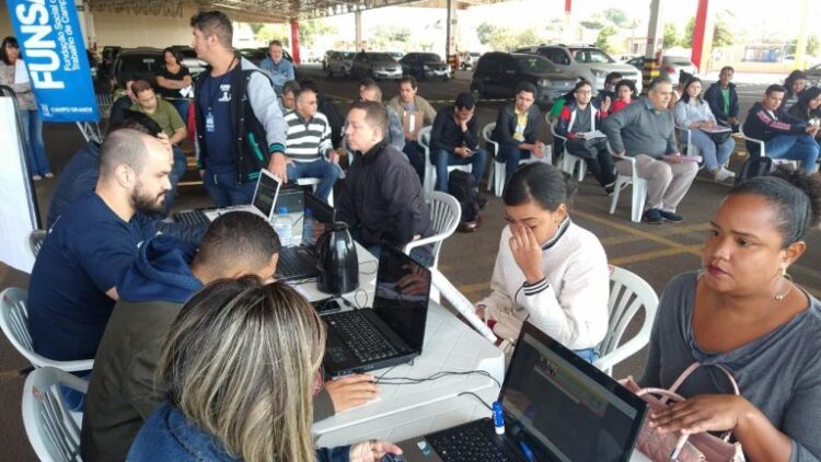 Semana começa com ação na Praça Ary Coelho para contratação de mais de 1 mil trabalhadores